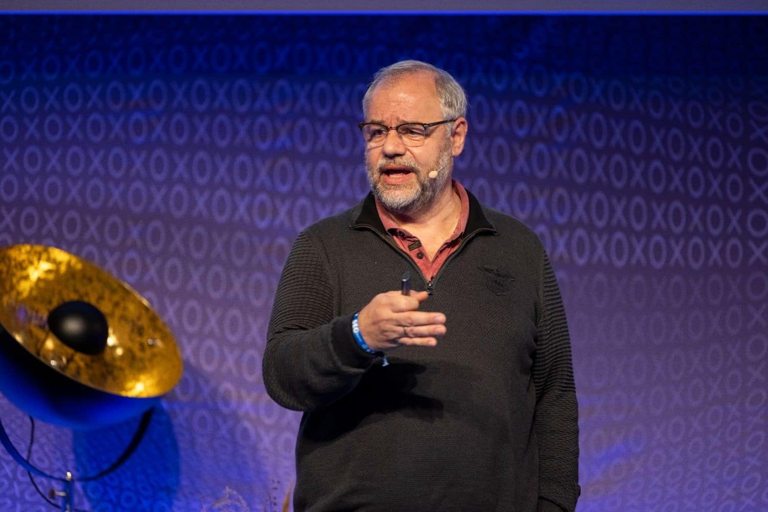 Prof. Dr. Mario Fischer steht auf der Bühne der S;X und hält einen Vortrag zum Thema "Arbeitsmoral der Generation Z"