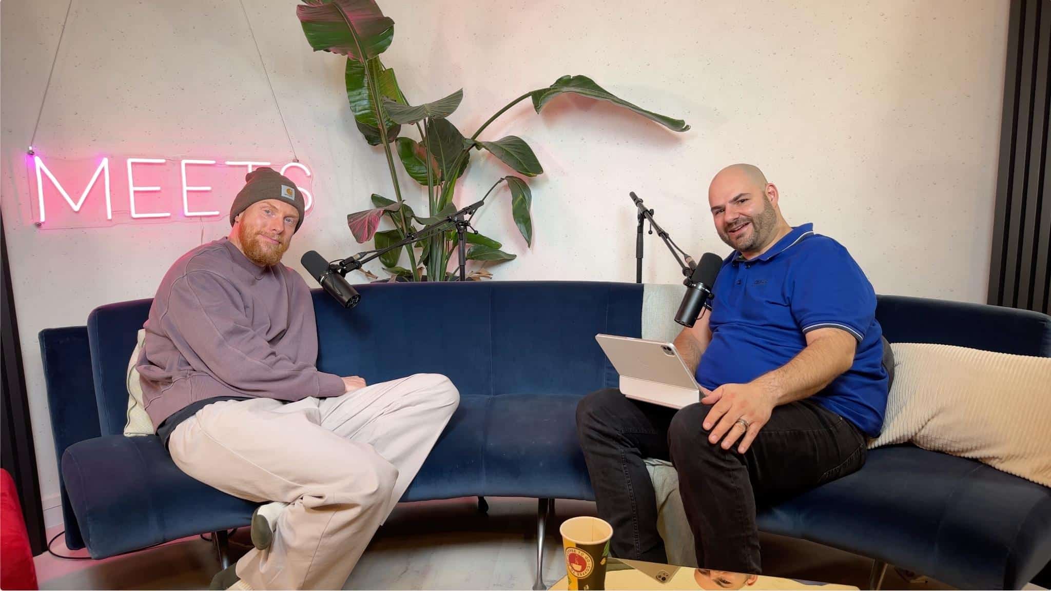 Timon Hartung und Marcel Pesch im Podcast Studio von WOXOW